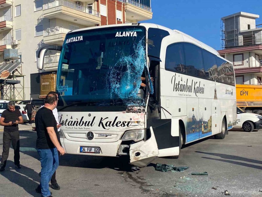 Yolcu Otobüsü, Minibüs Ve Vincin Karıştığı Kazada Otobüs Sürücüsü Yaralandı