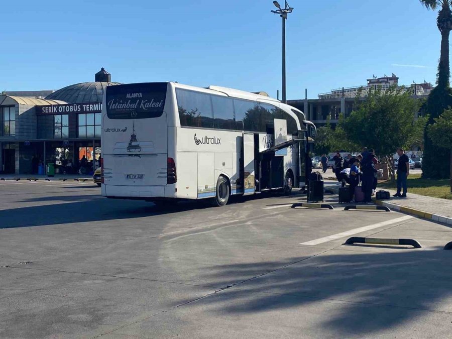 Yolcu Otobüsü, Minibüs Ve Vincin Karıştığı Kazada Otobüs Sürücüsü Yaralandı