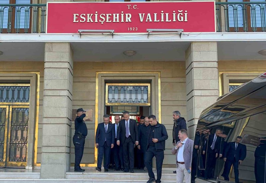 İçişleri Bakanı Ali Yerlikaya İle Gençler Arasında Gülümseten Sıcak Diyaloglar