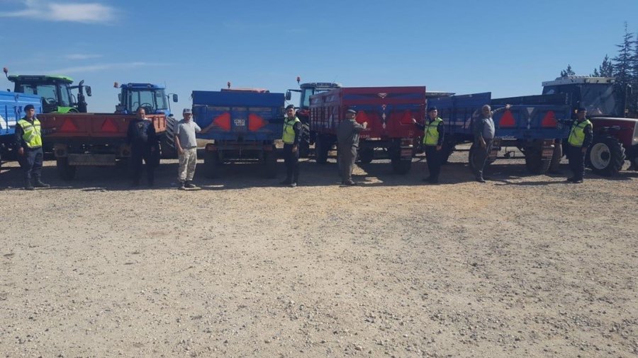 Jandarma Ekipleri Traktör Ve Tarım Aracı Kullanan Sürücülere Reflektör Dağıttı