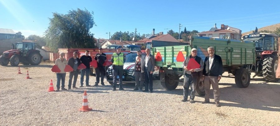 Jandarma Ekipleri Traktör Ve Tarım Aracı Kullanan Sürücülere Reflektör Dağıttı