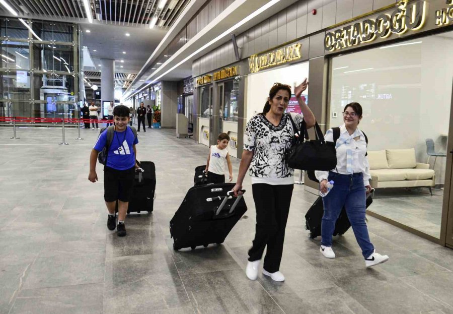 Lübnan’dan Ayrılan Türk Vatandaşlarını Taşıyan Uçak Mersin’e Ulaştı