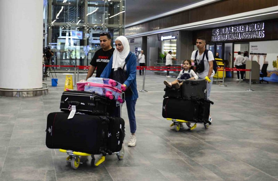 Lübnan’dan Ayrılan Türk Vatandaşlarını Taşıyan Uçak Mersin’e Ulaştı