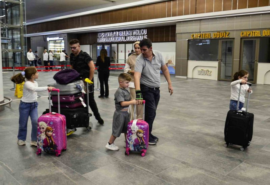 Lübnan’dan Ayrılan Türk Vatandaşlarını Taşıyan Uçak Mersin’e Ulaştı