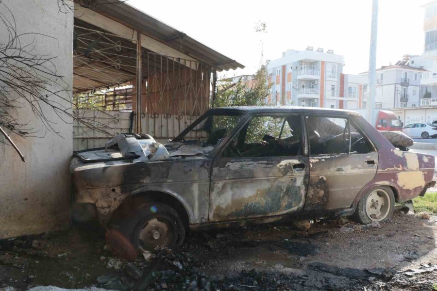 Park Halindeki Araç Küle Döndü, Bitişiğindeki İkamete Sıçramadan Söndürüldü