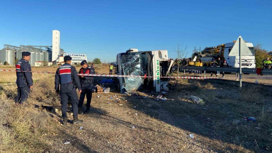 Balıkesir Bandırma’dan Kapadokya’ya Gezi İçin Çıkan Otobüs Aksaray-ankara Karayolunun Yaklaşık 40. Km’sinde Yoldan Çıkarak Şarampole Devrildi. İlk Belirlemelere Göre 6 Ölü Ve Çok Sayıda Yaralı Olduğu Öğrenildi