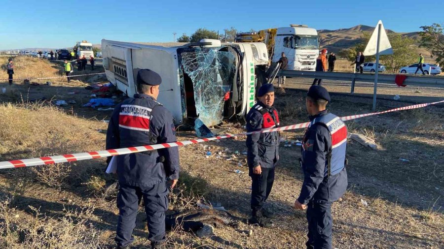 Balıkesir Bandırma’dan Kapadokya’ya Gezi İçin Çıkan Otobüs Aksaray-ankara Karayolunun Yaklaşık 40. Km’sinde Yoldan Çıkarak Şarampole Devrildi. İlk Belirlemelere Göre 6 Ölü Ve Çok Sayıda Yaralı Olduğu Öğrenildi