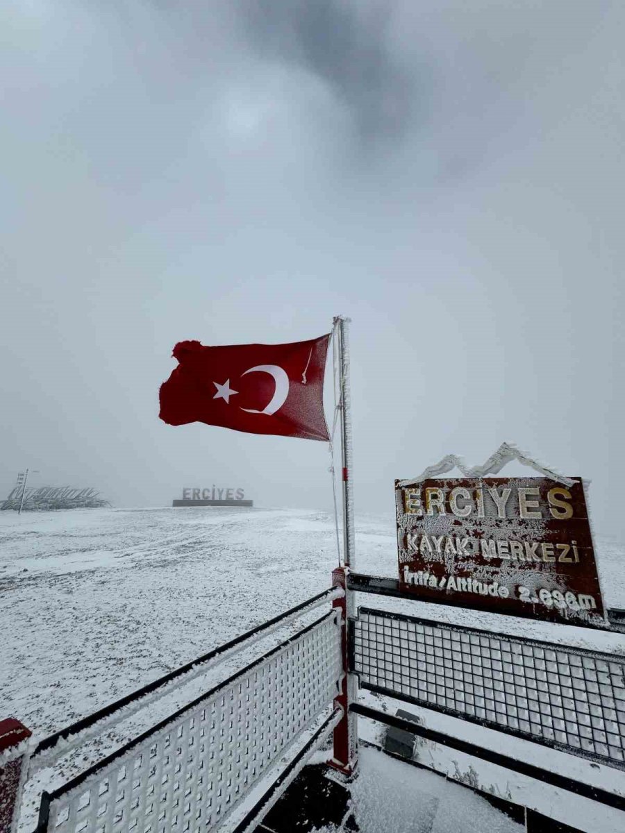 Erciyes Beyaza Büründü