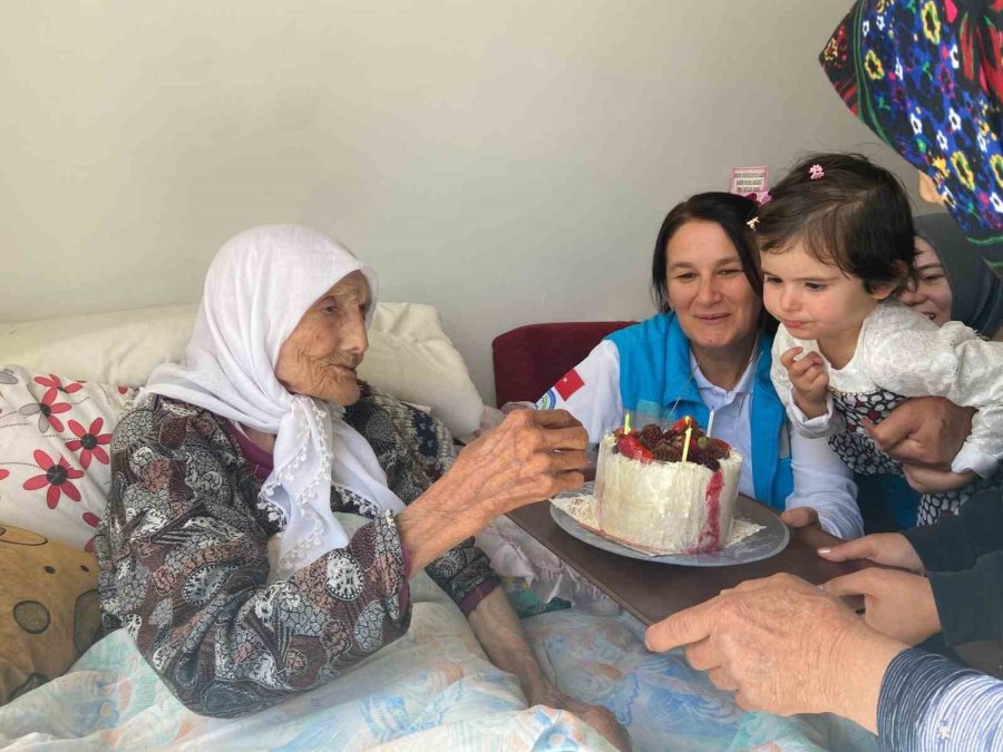 Asırlık Emine Nineye Doğum Günü Sürprizi