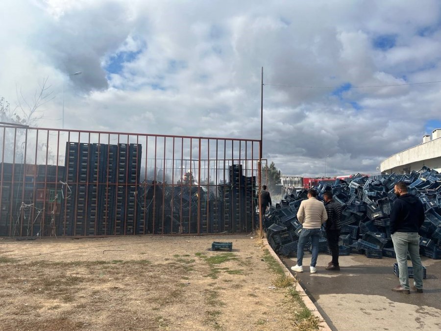 Ot Yangını Plastik Kasalara Sıçradı, Faciadan Dönüldü