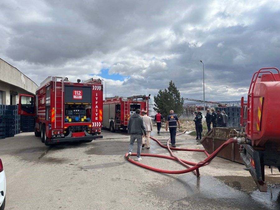 Ot Yangını Plastik Kasalara Sıçradı, Faciadan Dönüldü