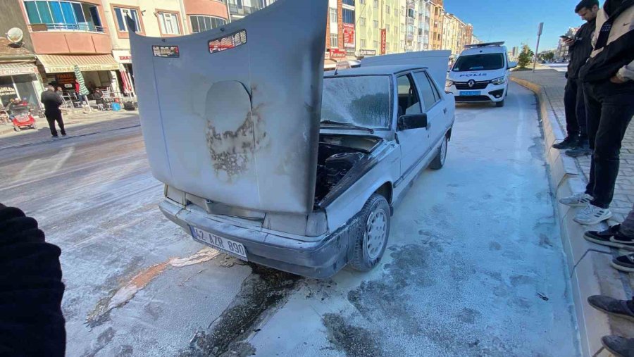 Konya’da Trafik Işıklarında Bekleyen Otomobilde Yangın