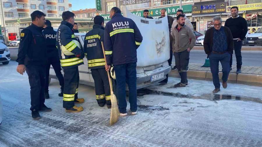 Konya’da Trafik Işıklarında Bekleyen Otomobilde Yangın