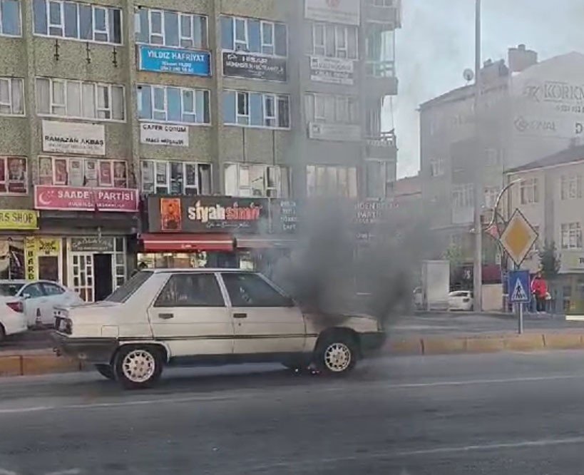 Konya’da Trafik Işıklarında Bekleyen Otomobilde Yangın