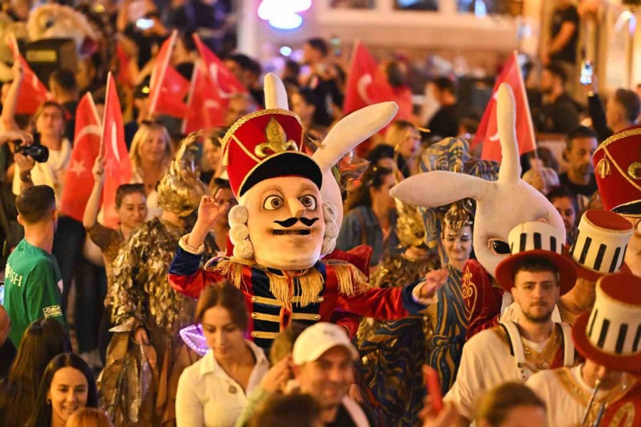 Kaleiçi Old Town Festivali Geleneksel Korteji Antalya Sokaklarını Renklendirdi