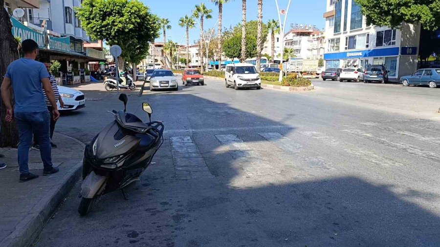 Ticari Araca Çarpmamak İçin Kendilerini Motosiklette Attılar