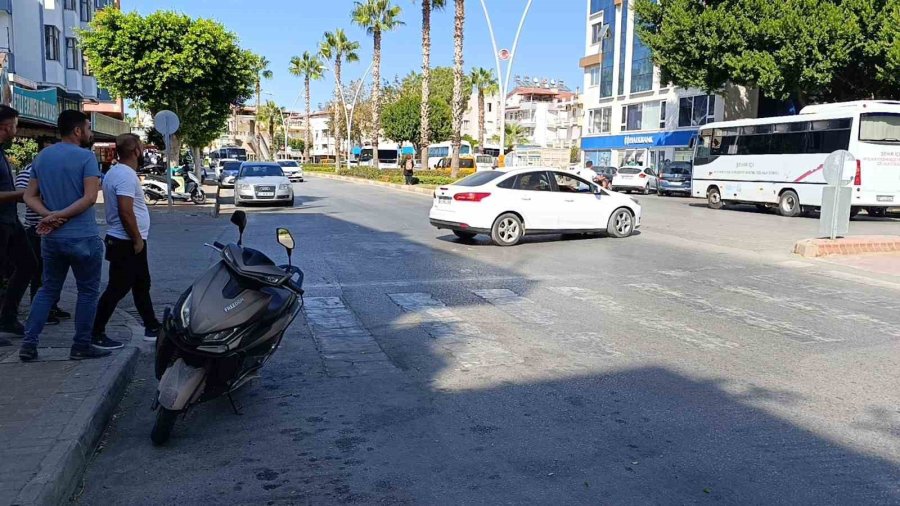 Ticari Araca Çarpmamak İçin Kendilerini Motosiklette Attılar