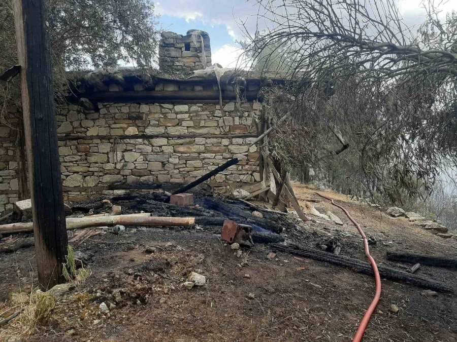 Kumluca’da Orman Yangınında Alevlerin Sıçradığı Ev Kullanılamaz Hale Geldi