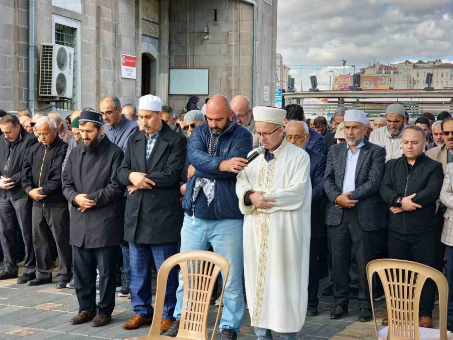 Kayseri’de Yahya Sinvar İçin Gıyabi Cenaze Namazı Kılındı