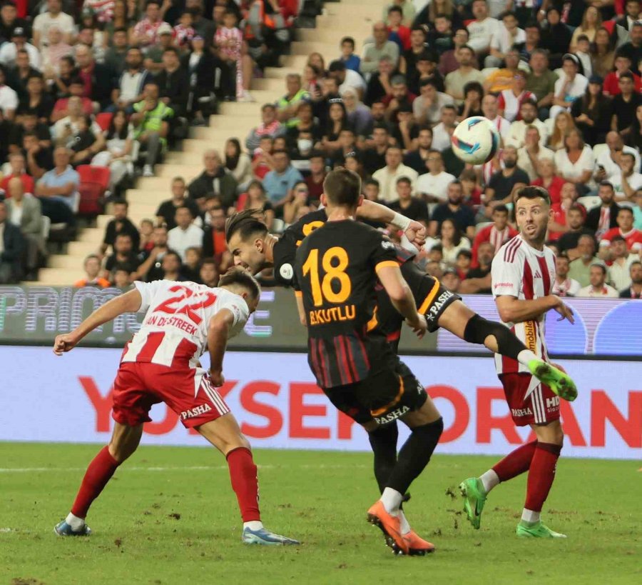 Trendyol Süper Lig: Antalyaspor: 0 - Galatasaray: 1 (ilk Yarı)