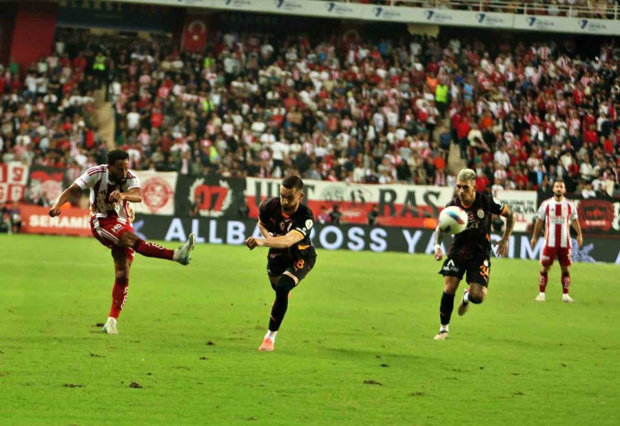 Trendyol Süper Lig: Antalyaspor: 0 - Galatasaray: 1 (ilk Yarı)