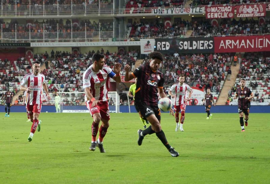 Trendyol Süper Lig: Antalyaspor: 0 - Galatasaray: 1 (ilk Yarı)