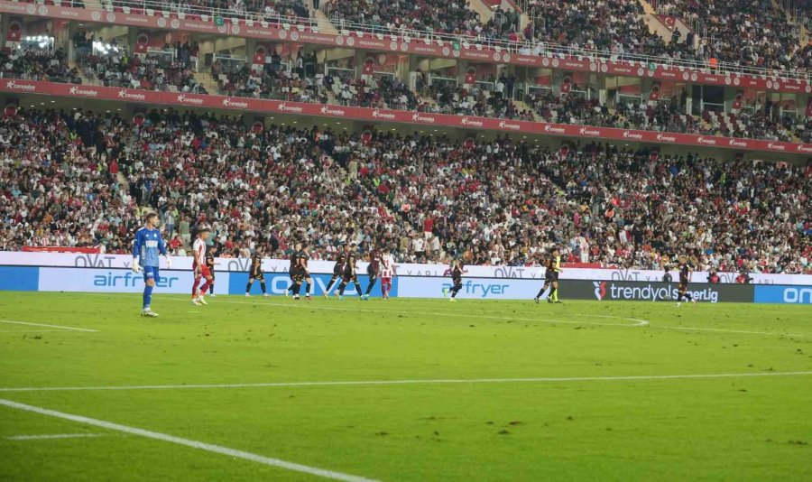 Trendyol Süper Lig: Antalyaspor: 0 - Galatasaray: 1 (ilk Yarı)