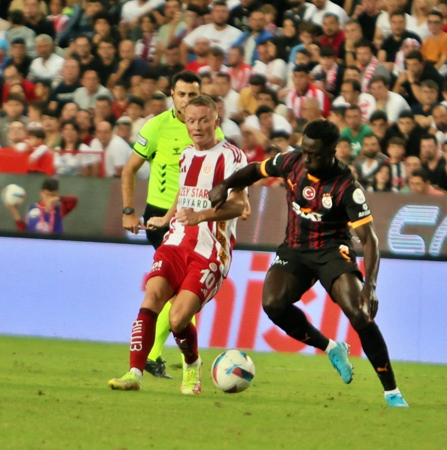 Trendyol Süper Lig: Antalyaspor: 0 - Galatasaray: 1 (ilk Yarı)