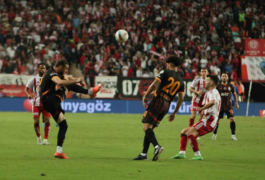 Trendyol Süper Lig: Antalyaspor: 0 - Galatasaray: 1 (ilk Yarı)