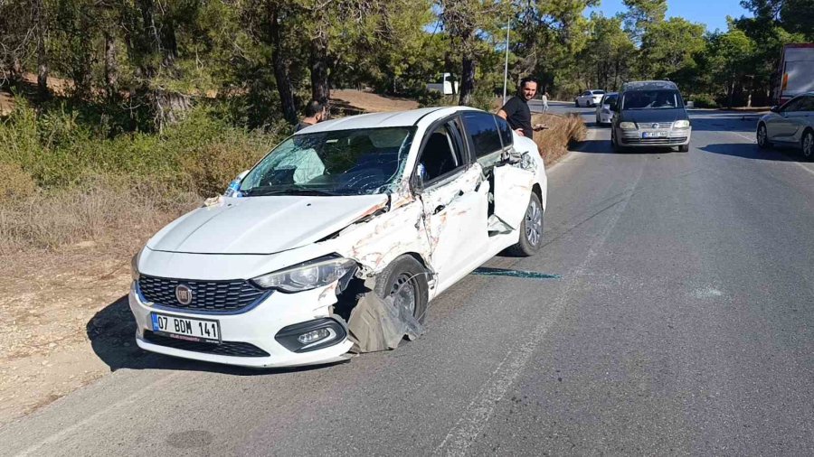 Karşı Şeride Geçen Otomobil Kamyona Çarptı: 2 Yaralı