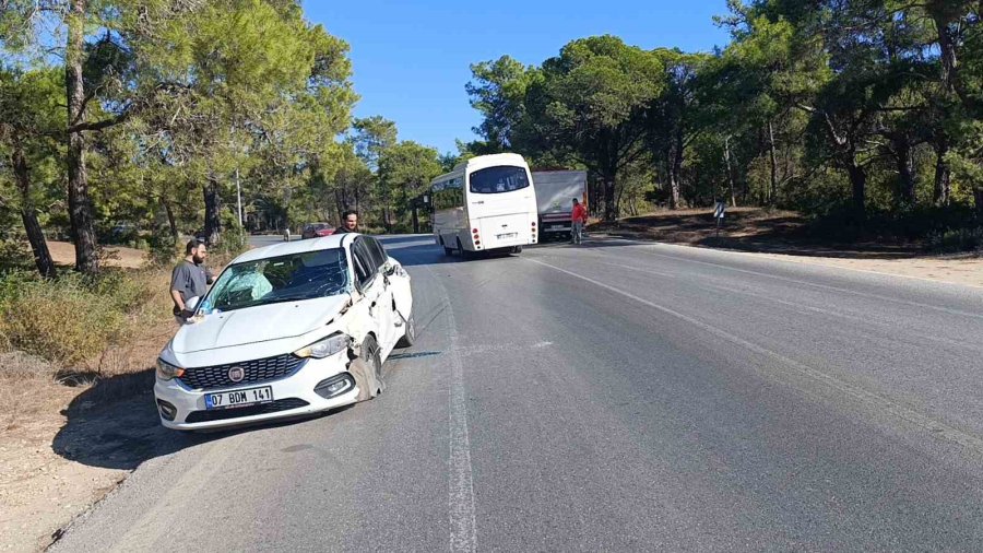 Karşı Şeride Geçen Otomobil Kamyona Çarptı: 2 Yaralı