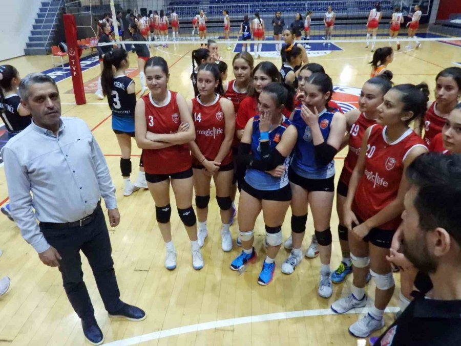 Kepez Belediyespor Kulübü Voleybol Takımı Evinde Galip