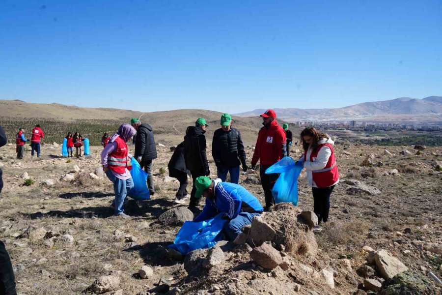 Niğde’de Ormanda Çöp Topladılar