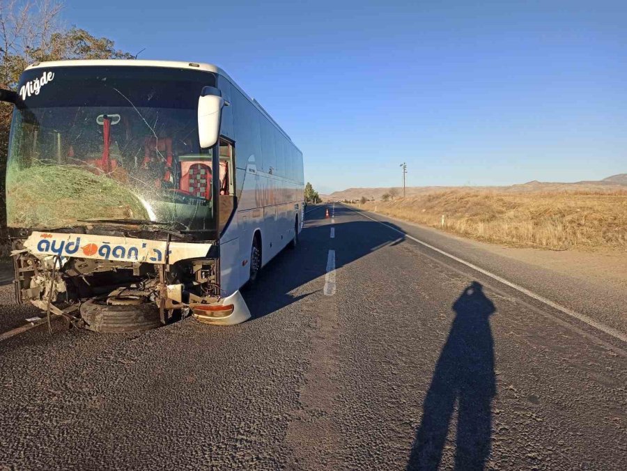 Niğde’de Yolcu Otobüsü İle Otomobil Çarpıştı: 1 Ölü, 3 Yaralı