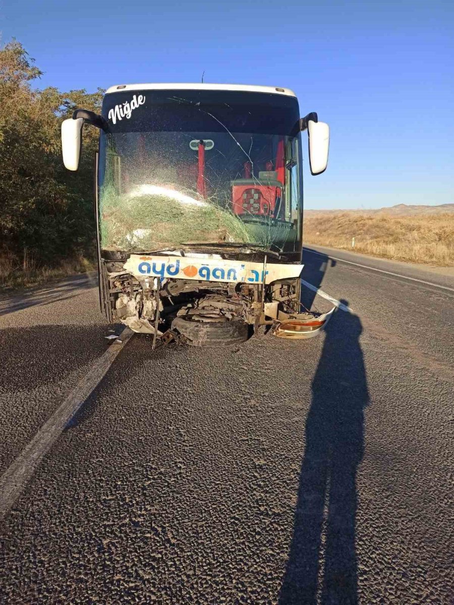 Niğde’de Yolcu Otobüsü İle Otomobil Çarpıştı: 1 Ölü, 3 Yaralı