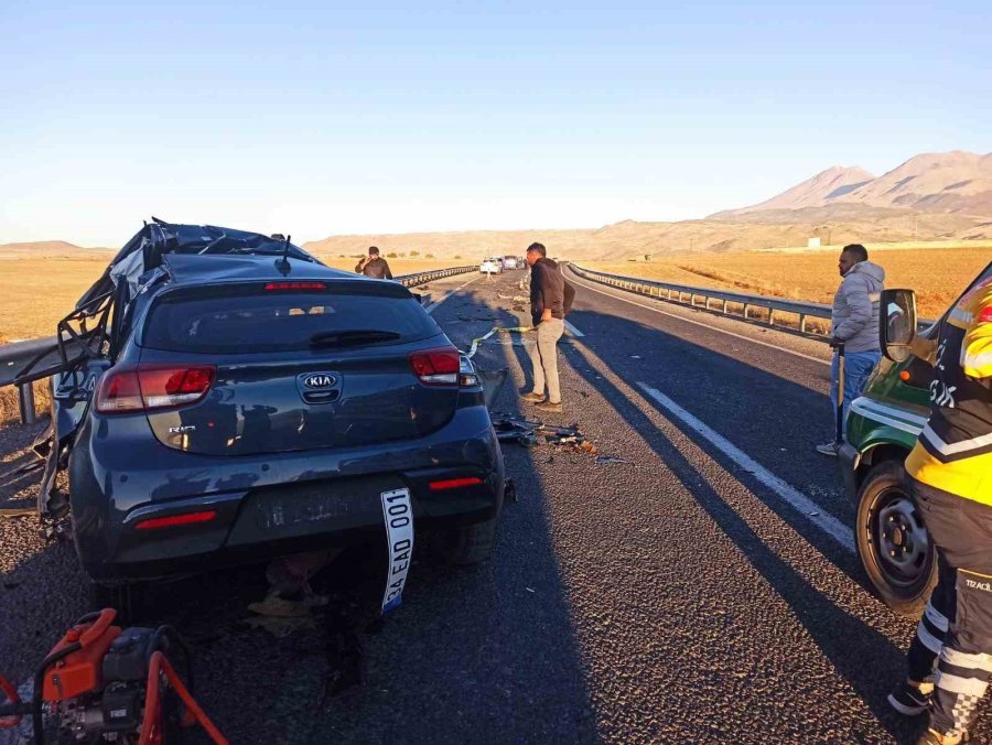 Niğde’de Yolcu Otobüsü İle Otomobil Çarpıştı: 1 Ölü, 3 Yaralı