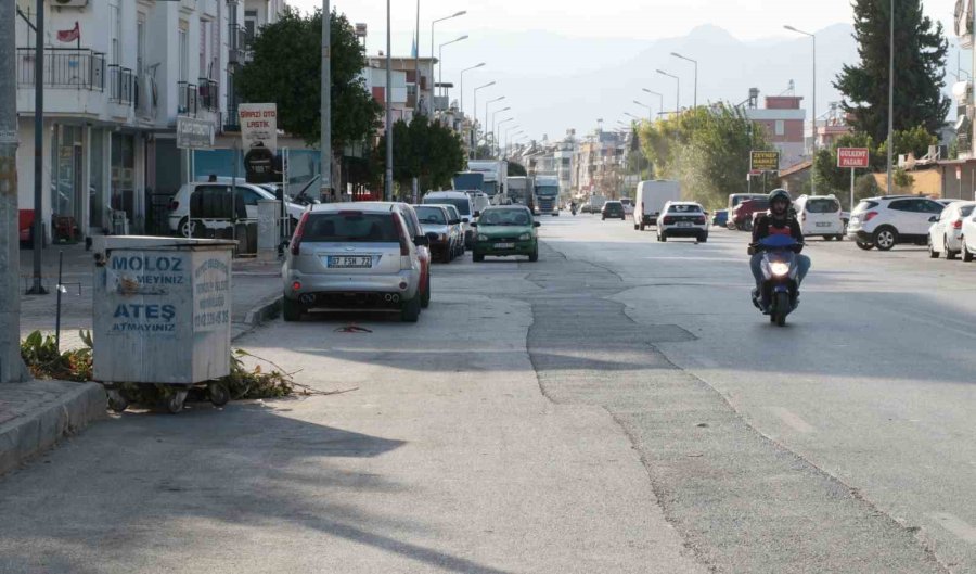 Aniden Yola Fırlayan Çocuğa Motosiklet Çarptı, Mahalleli Kasis İstedi