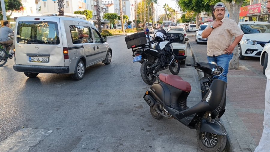 Önünde Giden Kamyonete Arkadan Çarptı: O Anlar Güvenlik Kamerasında