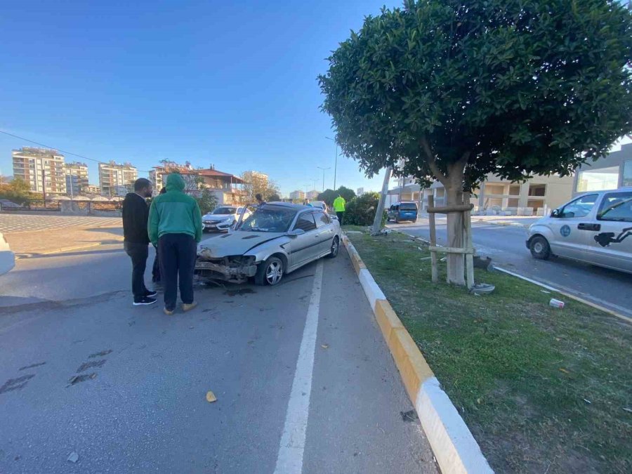 Refüje Çıkıp Ağaçları Deviren Otomobil Sürücüsünü Aydınlatma Direği Durdurdu