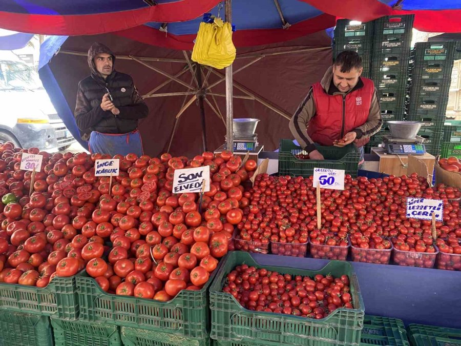 Ucuz Ve Lezzetli Bahçe Domateslerine Esnaf ’son Elveda’ Dedi