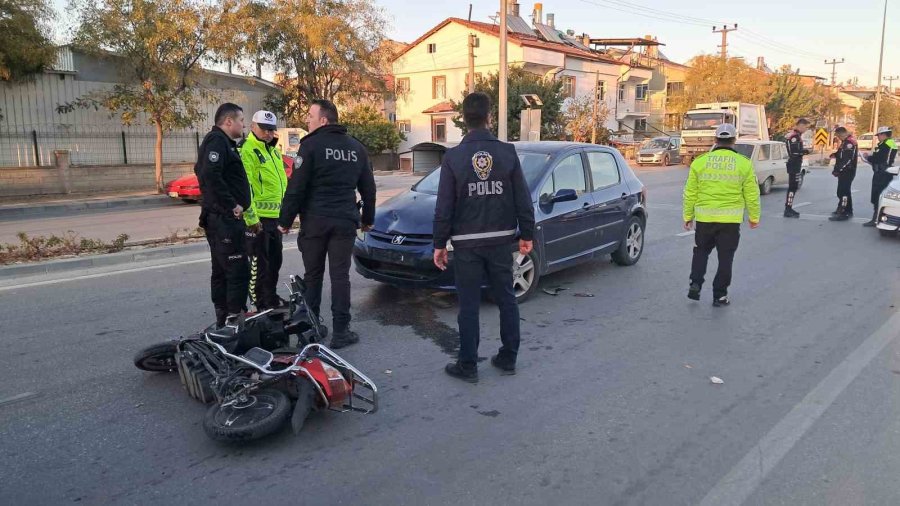 Otomobille Çarpışan Elektrikli Bisiklet Sürücüsü Gencin Ayağı Kırıldı