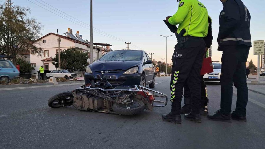 Otomobille Çarpışan Elektrikli Bisiklet Sürücüsü Gencin Ayağı Kırıldı