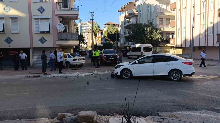 Kaza Yapan Sürücüyü Eşi Hastaneye Göndermedi, Vatandaşların Israrı İle Gitti