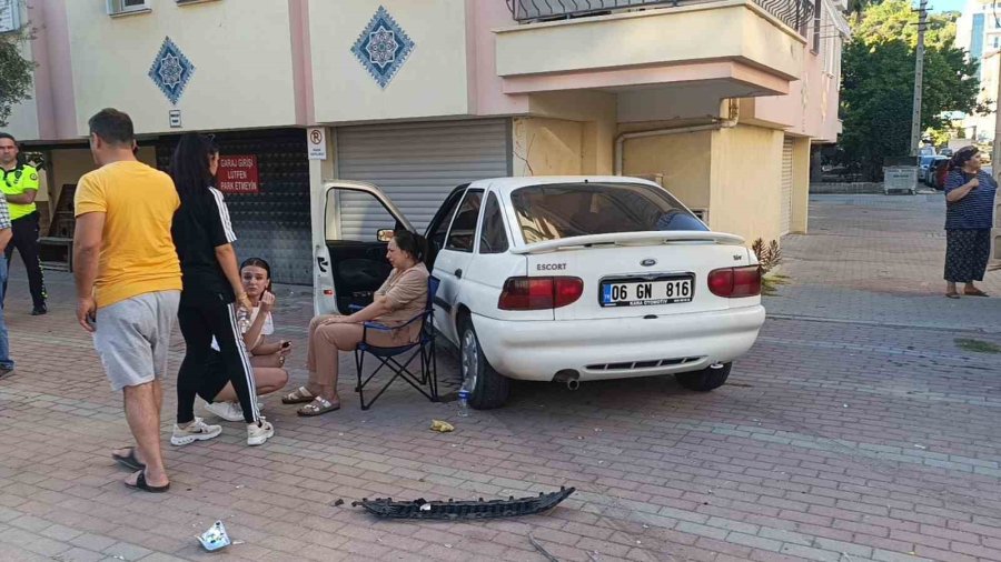 Kaza Yapan Sürücüyü Eşi Hastaneye Göndermedi, Vatandaşların Israrı İle Gitti