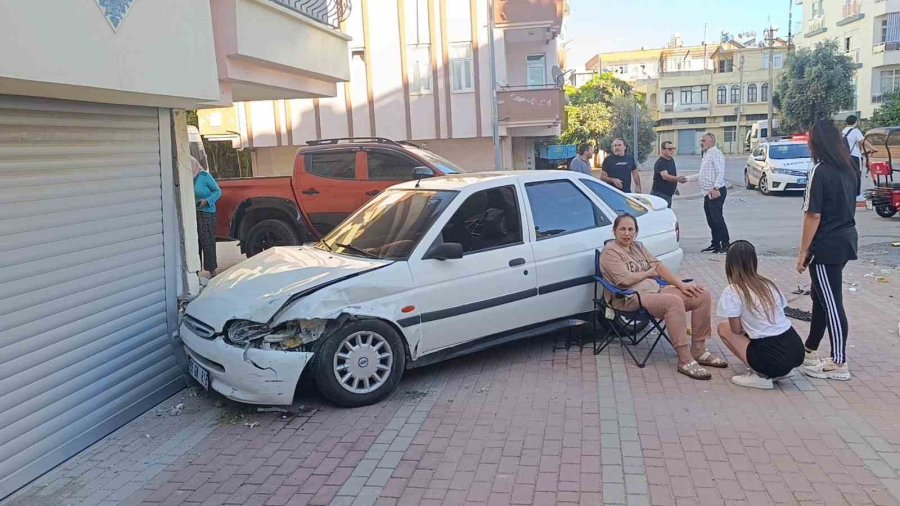 Kaza Yapan Sürücüyü Eşi Hastaneye Göndermedi, Vatandaşların Israrı İle Gitti