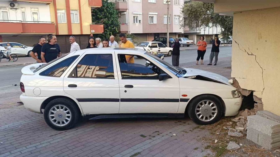 Kaza Yapan Sürücüyü Eşi Hastaneye Göndermedi, Vatandaşların Israrı İle Gitti