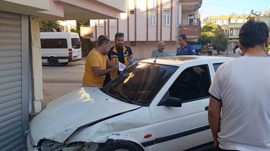 Kaza Yapan Sürücüyü Eşi Hastaneye Göndermedi, Vatandaşların Israrı İle Gitti