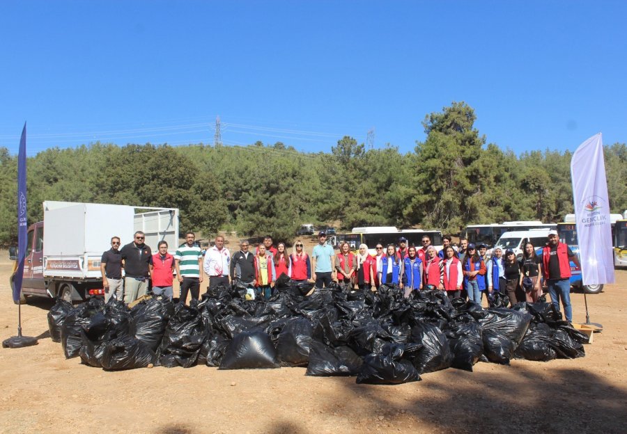 Mersin’de Ormanlık Alanda Torbalarca Çöp Toplandı