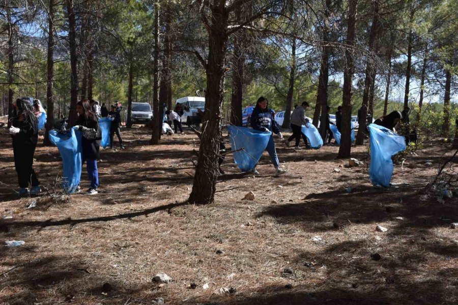 Mersin’de Öğrencilerden Orman Temizliği