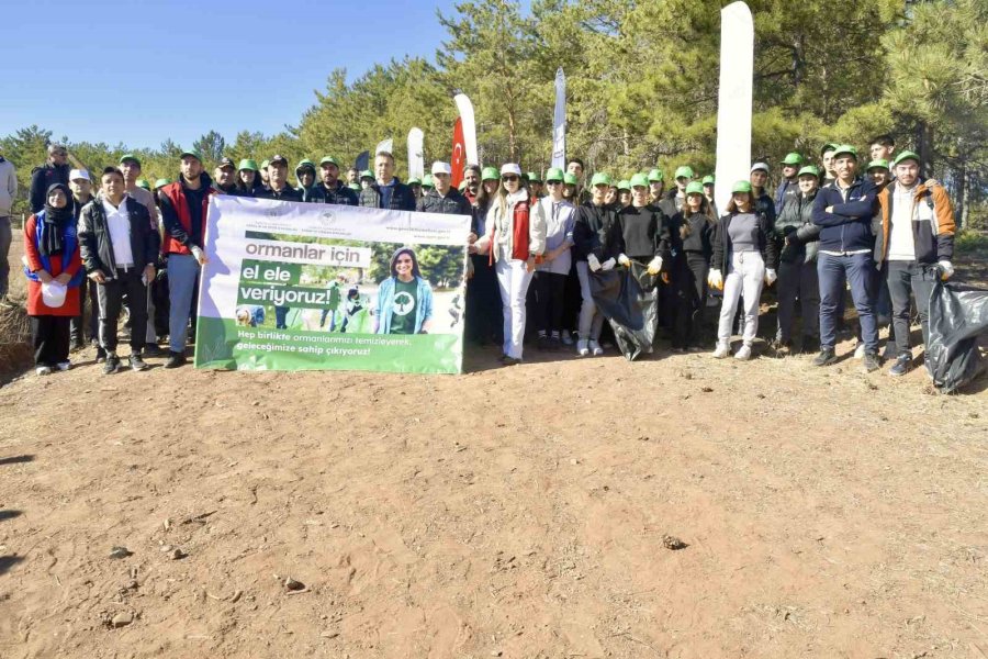 Eskişehir’de Bürokratlar Ve Gençler Ormanları Temizledi